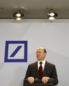 El consejero delegado de Deutsche Bank, John Cryan, a su llegada a la rueda de prensa en la que ha presentado la reestructuración del primer banco alemán. REUTERS/Kai Pfaffenbach