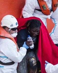 Una de los 15 inmigrantes rescatados con vida de la patera que naufragó ayer tras zarpar desde una playa de Alhucemas (Marruecos). EFE