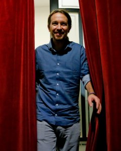 El secretario general de Podemos, Pablo Iglesias, antes de participar en la presentación de la iniciativa 'Carteros y Carteras del Cambio'. EFE/JuanJo Martin.