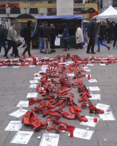 Cruz formada en la Puerta del Sol por la asociación Ve-La Luz contra violencia de género. E.P.