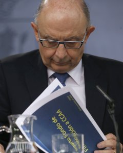 El ministro de Hacienda, Cristóbal Montoro, durante la rueda de prensa posterior a la reunión del Consejo de Ministros celebrada en el Palacio de la Moncloa. EFE/Juan Carlos Hidalgo