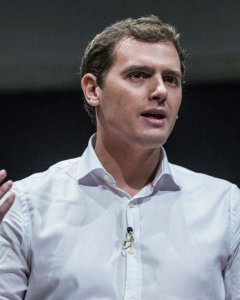 Albert Rivera, de Ciudadanos, durante el debate electoral con Pablo Iglesias , de Podemos, que ha organizado la Universidad Carlos III de Madrid. EFE/Emilio Naranjo