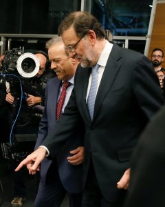 El presidente del gobierno, Mariano Rajoy, acompañado por el periodista Manuel Campo Vidal, a su salida del 'cara a cara' que mantuvo con el candidato del PSOE, Pedro Sánchez, en la sede de la Academia de Televisión, en Madrid. EFE/Juanjo Martín