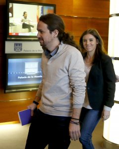 El secretario general de Podemos, Pablo Iglesias, se dirige a la rueda de prensa que ha ofrecido al término de la reunión con el presidente del Gobierno español en funciones, Mariano Rajoy, en el Palacio de la Moncloa. EFE/BALLESTEROS