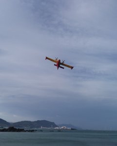 Un hidroavión retoma el vuelo tras recoger agua en la playa de Arrigunaga, en Getxo (Bizkaia).