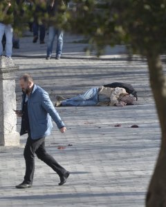 El cadáver de una víctima yace en el suelo tras registrarse una fuerte explosión en las inmediaciones de la Mezquita Azul, en el turístico distrito de Sultanahmet, centro de Estambul.- EFE