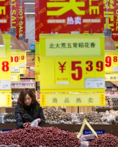 Una mujer de compras en un supermercado en Hangzhou, en la provincia china de Zhejiang. REUTERS/China Daily