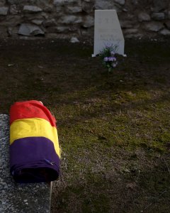 Una bandera de la II República preside la exhumación de la fosa de Timoteo Mendieta.- REUTERS