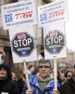 Algunas de las miles de personas que se han manifestado en Pamplona en apoyo a los trabajadores de la planta de ZF-TRW y en protesta por el ERE para el despido de 250 de los 620 empleados de la factoría. EFE/Villar López