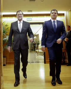 El presidente del Gobierno, Mariano Rajoy, y el líder de Ciudadanos, Albert Rivera, a su llegada a la reunión que han mantenido hoy en el Congreso.- EFE
