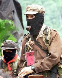 Fotografía de archivo del 22 de febrero de 1996 que muestra al subcomandante Marcos (d) junto a un miembro del Ejército Zapatista de Liberación Nacional (EZLN) en Chiapas (México). EFE/Jorge Núñez