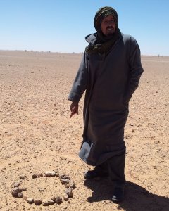 Un ex soldado del Polisario señala una mina antipersona en las cercanías del muro levantado por Marruecos.