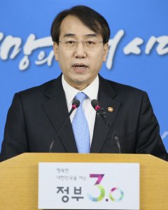 El jefe de la Oficia de Política de Coordicación Gubernamental, Lee Suk-Joon.- EFE