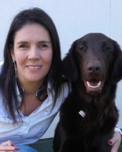 La letrada del Congreso Clara Garrido con su perro guía Sunt