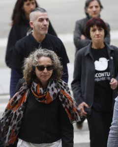 Ester Quintana, la mujer que perdió el ojo por la actuación policial durante la huelga general del 14 de noviembre de 2012, a su llegada  a la Audiencia de Barcelona. EFE/Alejandro García