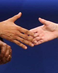 El presidente de EEUU, Barack Obama, y la canciller alemana, se estrechan la mano tras la rueda de prensa conjunta en Hannover.. EFE/EPA/KAY NIETFELD