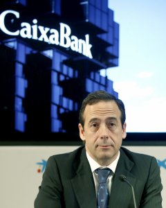 El consejero delegado de CaixaBank, Gonzalo Gortázar, durante la rueda de prensa en la que ha anunciado los resultados de la empresa en el primer trimestre de 2016. EFE/Andreu Dalmau