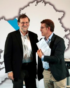 El presidente del Gobierno en funciones y líder del PP, Mariano Rajoy da su aval al presidente de la Xunta y líder del PP de Galicia, Alberto Núñez Feijóo (d), durante la reunión mantenida hoy con jóvenes de Nuevas Generaciones en Ourense. EFE/B. Lorenzo