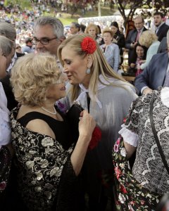 La alcaldesa de Madrid, Manuela Carmena, y la presidenta de la Comunidad de Madrid, Cristina Cifuentes , se saludan en la Pradera de San Isidro. EFE/Emilio Naranjo