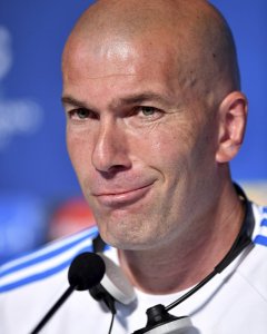 Fotografía facilitada por la UEFA que muestra al enternador francés del Real Madrid Zinedine Zidane durante una rueda de prensa en el estadio Giuseppe Meazza de Milán, Italia hoy, 27 de mayo de 2016. El Real Madrid y el Atlético de Madrid disputarán mañan