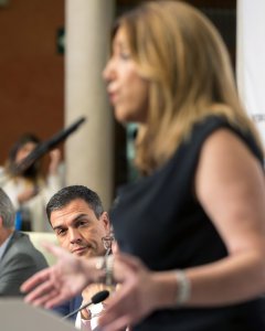 La presidenta de la Junta de Andalucía, Susana Díaz, presenta en el Desayuno Informativo que tiene lugar esta mañana en Sevilla al secretario general del PSOE y candidato a la Presidencia del Gobierno de España, Pedro Sánchez. EFE/Julio Muñoz