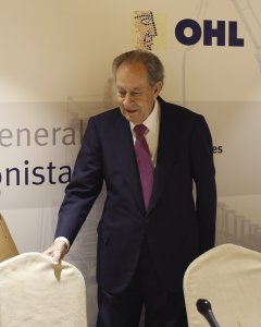 El presidente de la constructora OHL, Juan Miguel Villar Mir, a su llegada a la Junta General de Accionistas de la empresa. EFE/Paco Campos