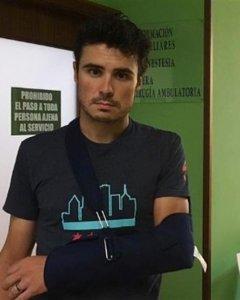 El triatleta español Javier Gómez Noya se queda sin Juegos Olímpicos por una fractura de brazo.