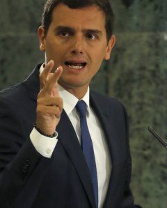 El líder de Ciudadanos, Albert Rivera, durante la rueda de prensa que ha ofrecido en el Congreso tras la reunión mantenida con el presidente del Gobierno en funciones y del PP, Mariano Rajoy. EFE/Ballesteros