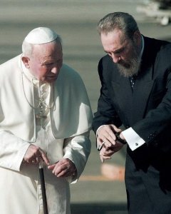 Fotografía de enero de 1998 de Fidel Castro con el Papap Juan Pablo II a su llegada al aeropuerto Jose Martí de La Habana, cuando llegó para su visita de cinco días a Cuba. AFP/ Michel Gagne