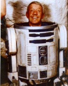 El actor británico Kenny Baker, dentro de R2-D2.