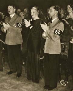 Adolf Hiler con el matrimonio Goebbels en un acto oficial.