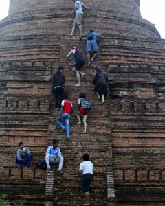 Visitantes suben los escalones de un templo  en Bagan, al sur de Mandalay (Birmania, actual Myanmar) tras el  terremoto de 6,8 grados que afectó ayer la región central del país. EFE/HEIN HTET