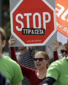 Manifestantes que han participado en la marcha en Berlín contra los tratados CETA y TTIP que negocia la UE con los EEUU. EFE/EPA/MAURIZIO GAMBARINI