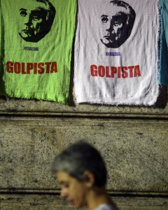 Pancartas que llaman 'golpista' a Temer durante una protesta en Río de Janeiro. - REUTERS