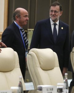 El presidente del Gobierno español en funciones, Mariano Rajoy (d), junto al ministro de Economía en funciones, Luis de Guindos (i), al inicio de la reunión con con el presidente chino, Xi Jinping, en la cumbre del G20.  EFE/Juan Carlos Hidalgo