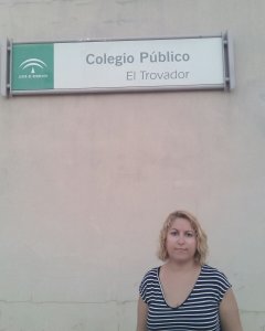 Priscila ante la fachada del centro El Trovador de Chiclana de la Frontera (Cádiz).