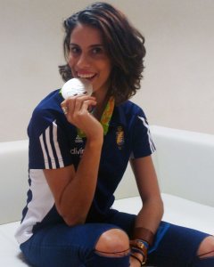 Lourdes Mohedano muerde la medalla de plata olímpica lograda en Río.