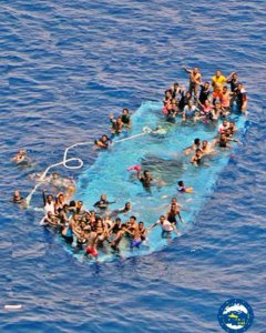 Imagen de la barcaza semihundida que se convirtió en la primera operación de rescate de la 'Reina Sofía'. 700 personas fueron rescatadas.