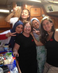 Varias de las activistas a bordo de la flotilla contra el bloqueo israelí a Gaza.- RUMBO A GAZA
