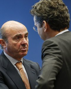 El ministro de Economía español, Luis de Guindos, habla con el presidente del Eurogrupo, Jeroen Dijsselbloem, al comienzo de la reunión de los ministros de Economía y Finanzas de la zona del Eurogrupo, en Luxemburgo. EFE/Julien Warnand