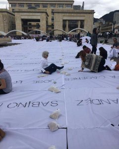 Intervención de Doris Salcedo en Bogotá / Twitter #PAZalacalle