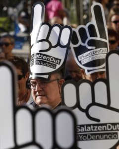 Vista de la manifestación convocada en San Sebastián por la red ciudadana Sare para exigir la excarcelación de los presos de ETA con enfermedades graves o incurables. EFE/Javier Etxezarreta