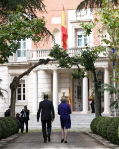 El presidente del Gobierno en funciones, Mariano Rajoy, con la primera ministra británica, Theresa May, en los jardines del Palacio de la Moncloa. REUTERS/Juan Medina