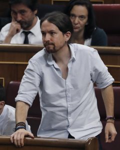 El líder de Podemos, Pablo Iglesias, durante la votación en la sesión de la tarde de la segunda jornada del debate de investidura del candidato del PP, Mariano Rajoy, hoy en el Congreso. / EFE