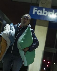 Desplazados del terremoto en el centro de Italia en la estación de tren en Fabriano, en la región de Las Marcas Región. EFE / EPA / MASSIMO Percossi