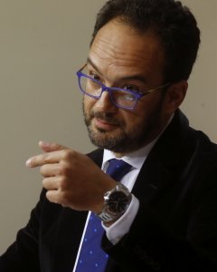 El portavoz del PSOE, Antonio Hernando, durante la rueda de prensa posterior a la reunión de la Junta de Portavoces, en el Congreso. EFE/Kiko Huesca