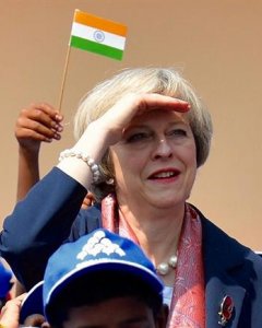 La primera ministra británica, Theresa May en su visita a la escuela de primaria Stone Hill Government Higher en Bangalore, la India EFE/STRINGER