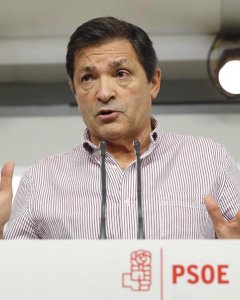 El presidente de la Gestora del PSOE, Javier Fernández. / EFE