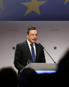 El presidente del BCE, Mario Draghi, durante su intervenciópn en un congreso de banca celebrado en Fráncfort. REUTERS/Ralph Orlowski