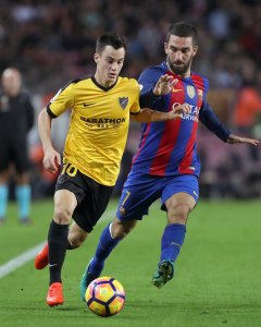 El delantero turco del FC Barcelona Arda Turan y el centrocampista venezolano Juanpi Añor del Málaga CF, durante el partido de la duodécima jornada de Liga de Primera División en el Camp Nou. EFE/Andreu Dalmau